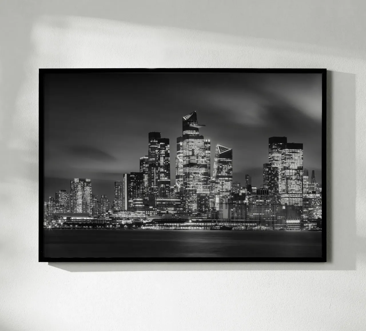 Il suggestivo skyline di New York con Hudson Yards di sera | Monochrom poster da Melanie Viola