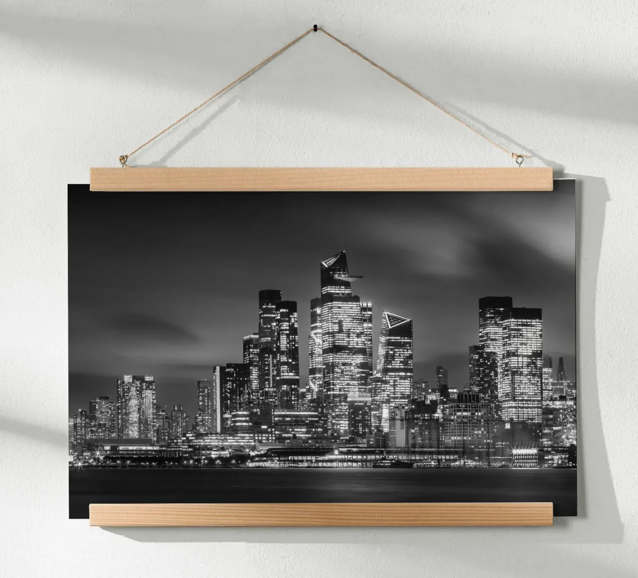 Il suggestivo skyline di New York con Hudson Yards di sera | Monochrom poster da Melanie Viola