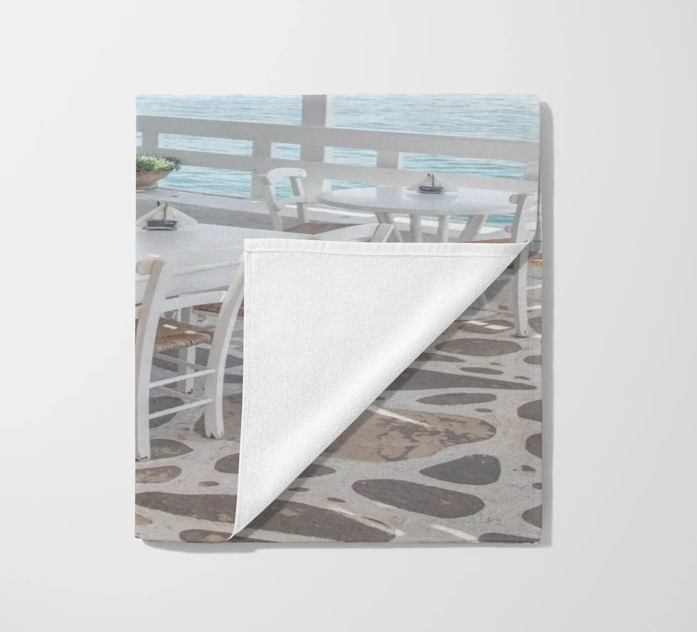 Griechische Terrasse Strandtuch von Henrike Schenk Photography
