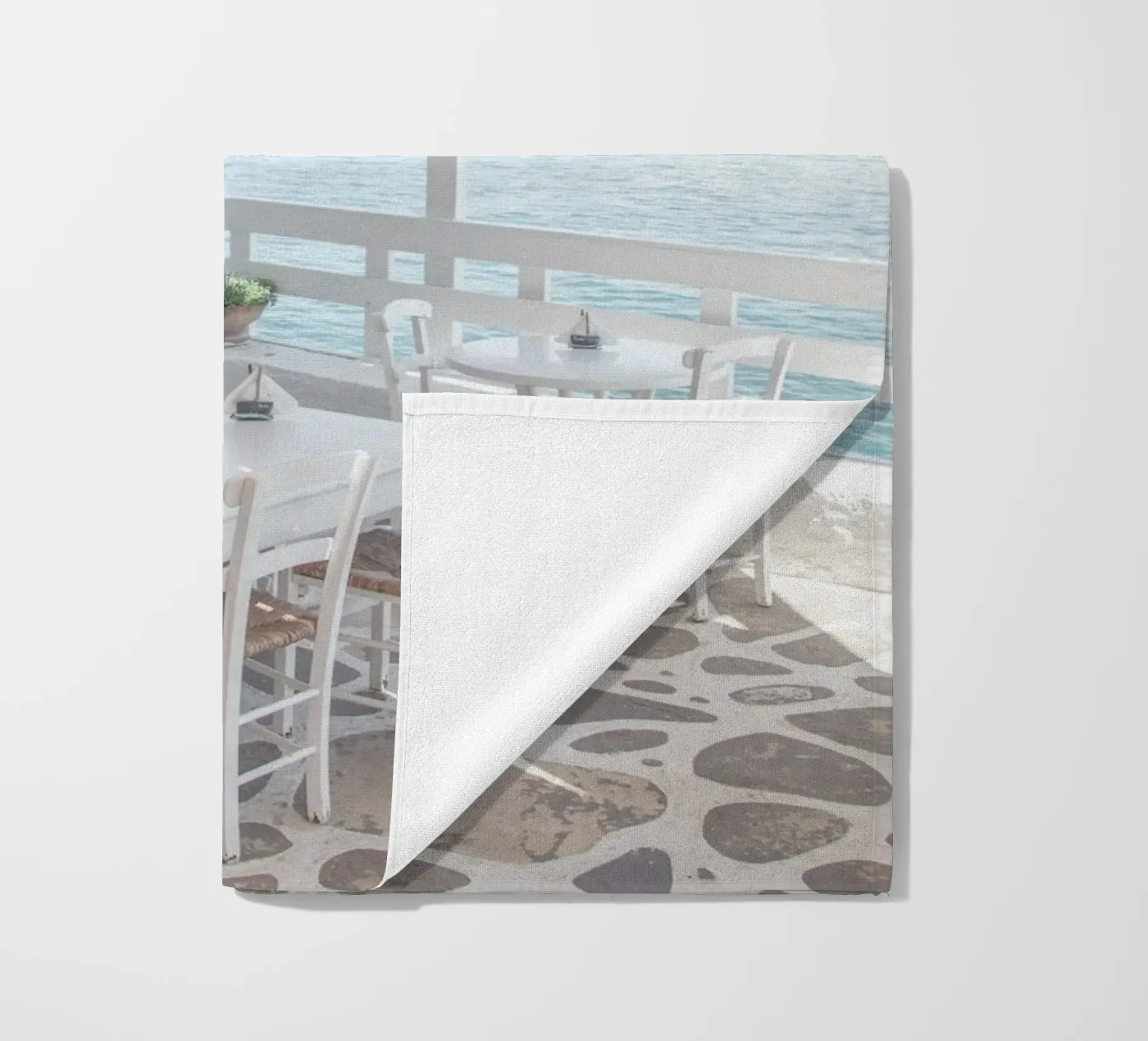 Griechische Terrasse Strandtuch von Henrike Schenk Photography