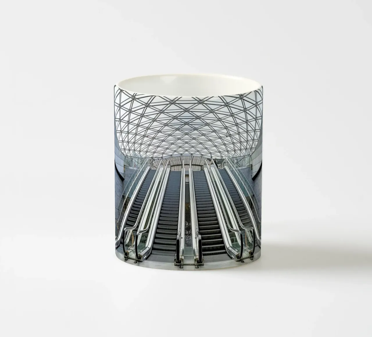 Triangeln tazza in ceramica da Michael Belhadi