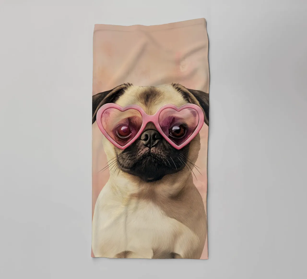 Mops avec lunettes en forme de cœur serviette de bain de Carinaprint