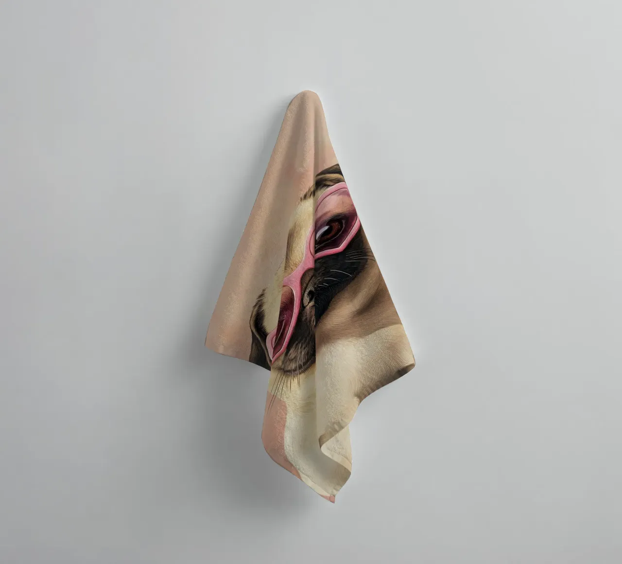 Mops avec lunettes en forme de cœur serviette de bain de Carinaprint