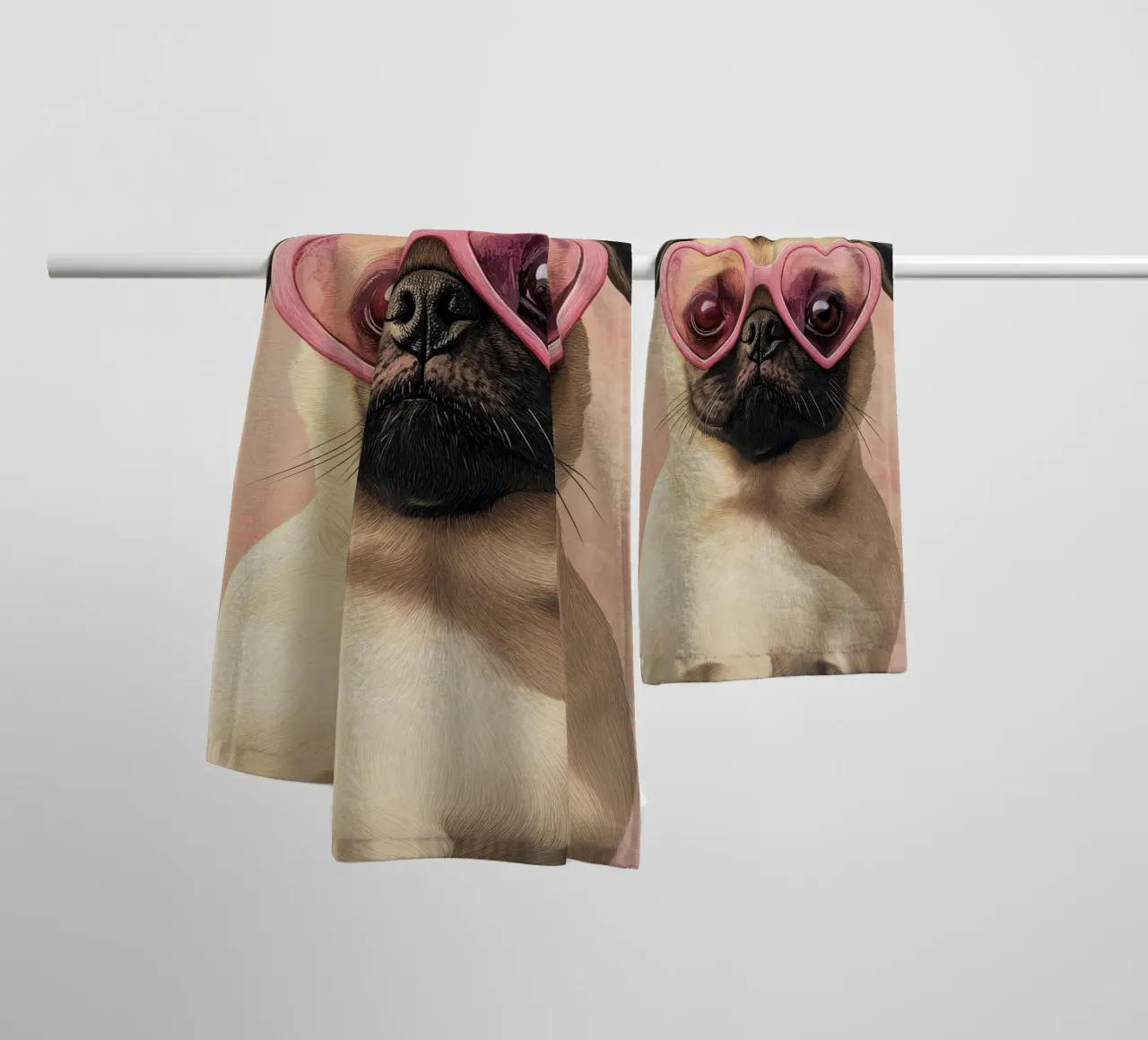 Mops avec lunettes en forme de cœur serviette de bain de Carinaprint