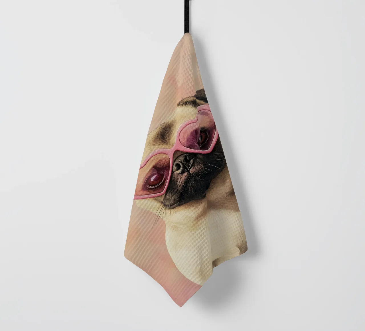 Mops avec lunettes en forme de cœur torchon de Carinaprint