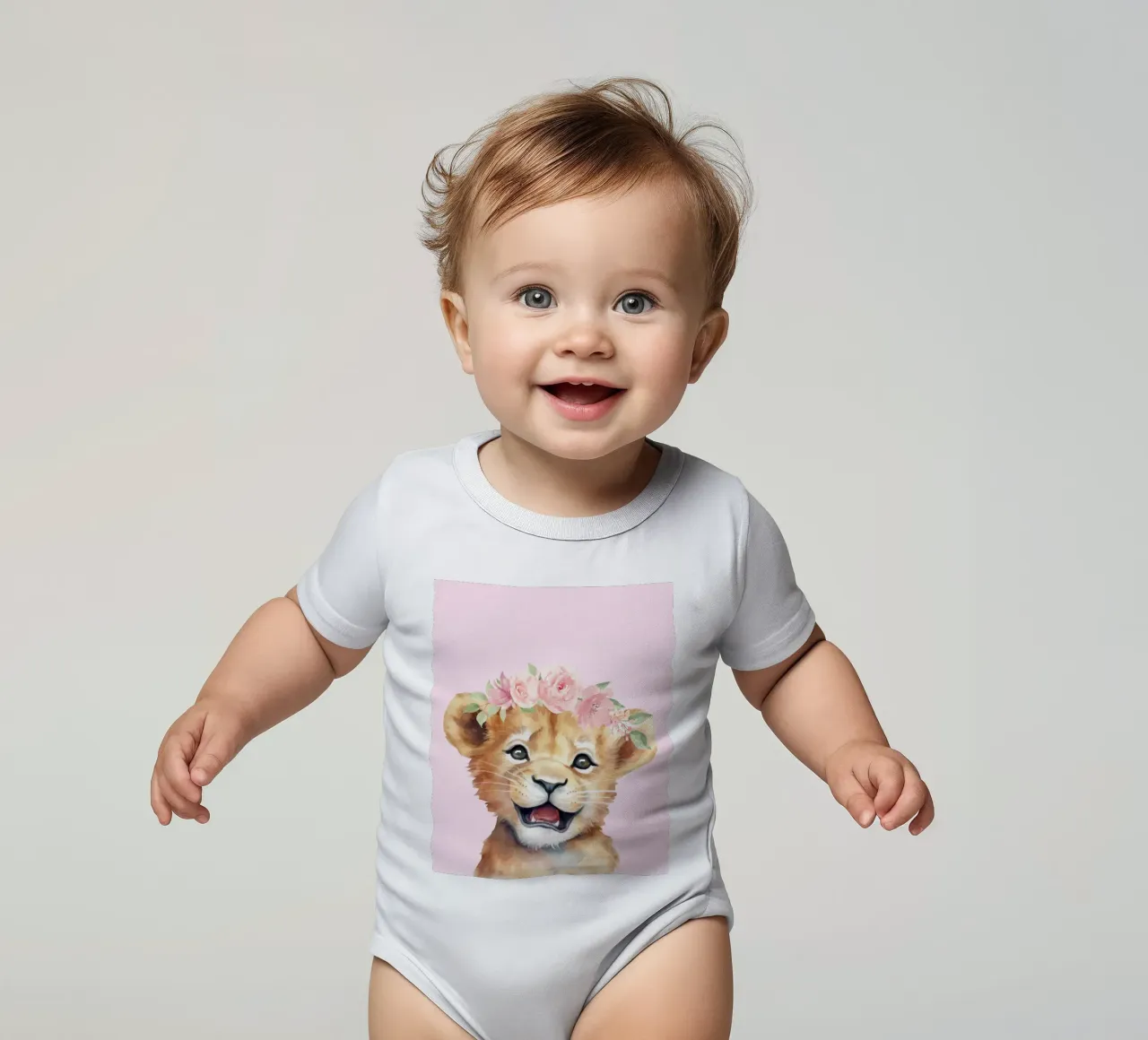 Cucciolo di leone con corona di fiori, poster per la camera dei bambini Safari body neonato maniche corte da Little Lila