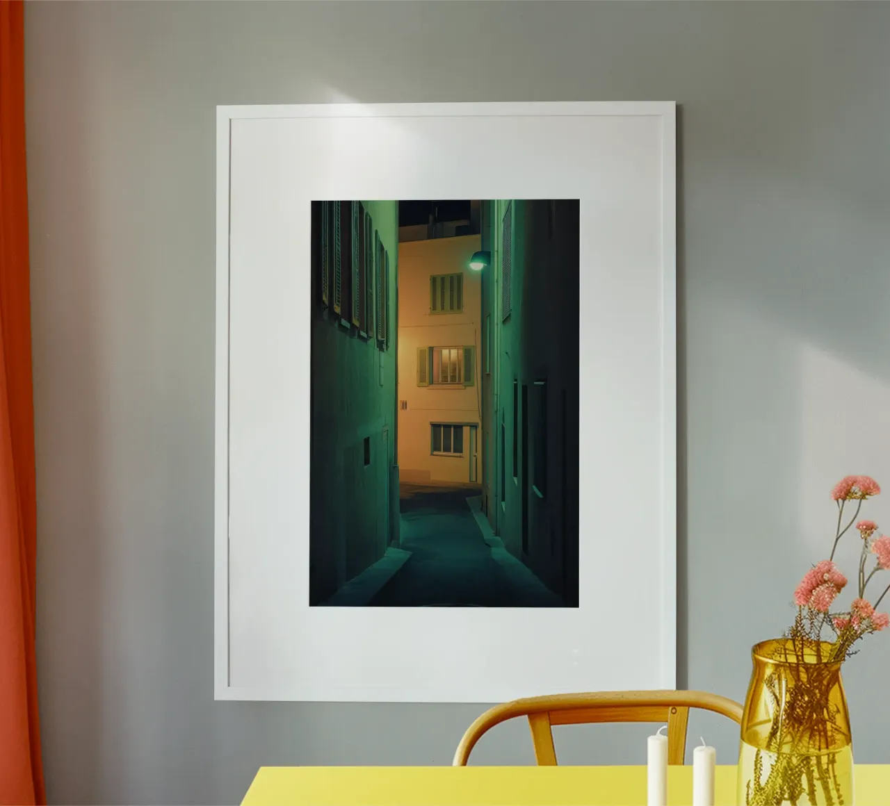 I vicoli incantati di Marsiglia di notte poster con telaio in legno da By Night