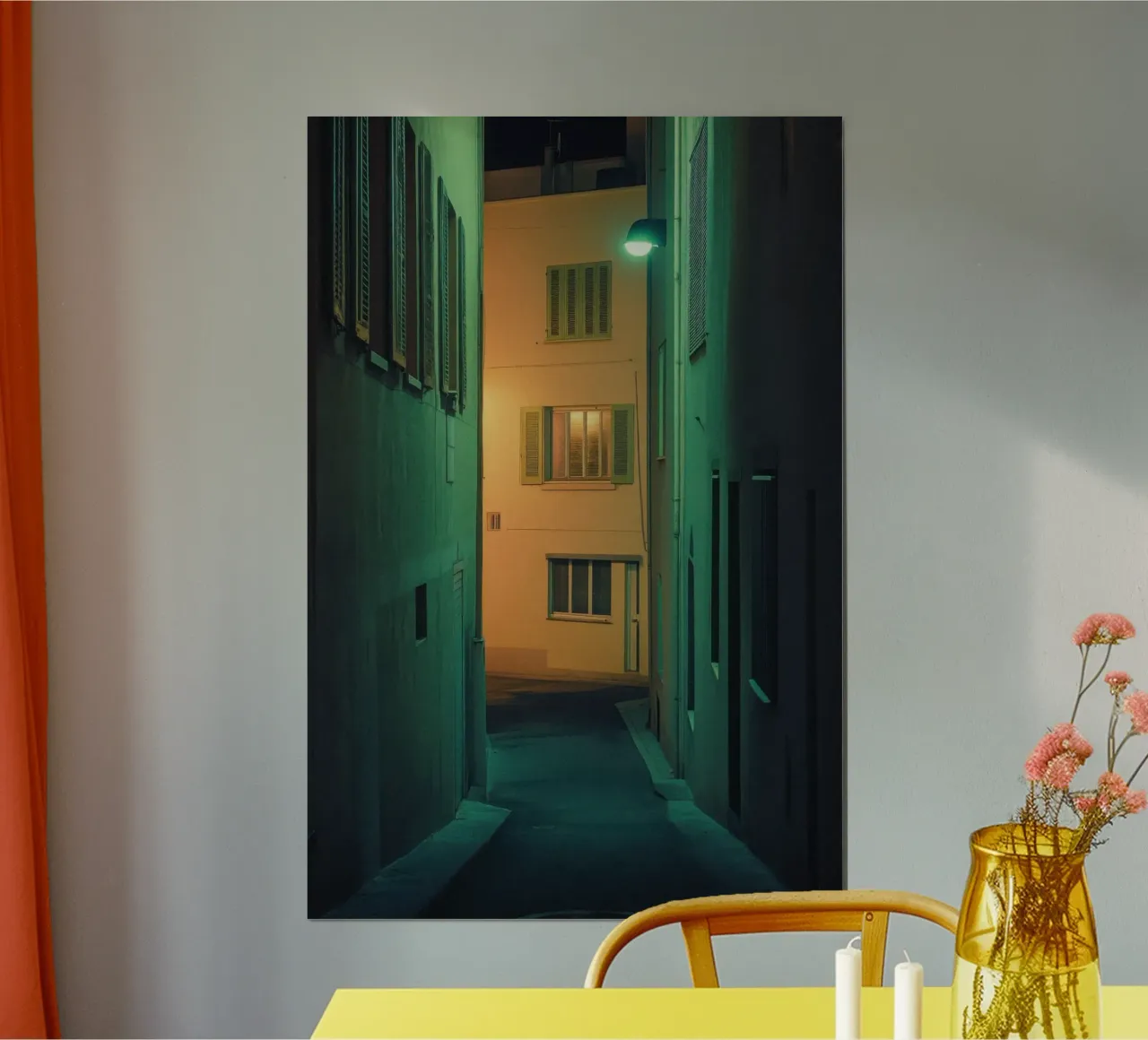 I vicoli incantati di Marsiglia di notte poster con telaio in legno da By Night