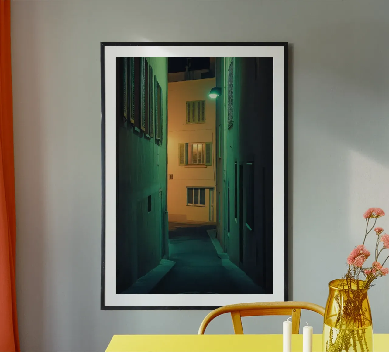 I vicoli incantati di Marsiglia di notte poster con telaio in legno da By Night