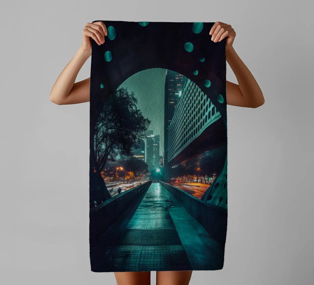 Città del Messico: brillantezza futuristica sotto un cielo mistico asciugamano da bagno da By Night