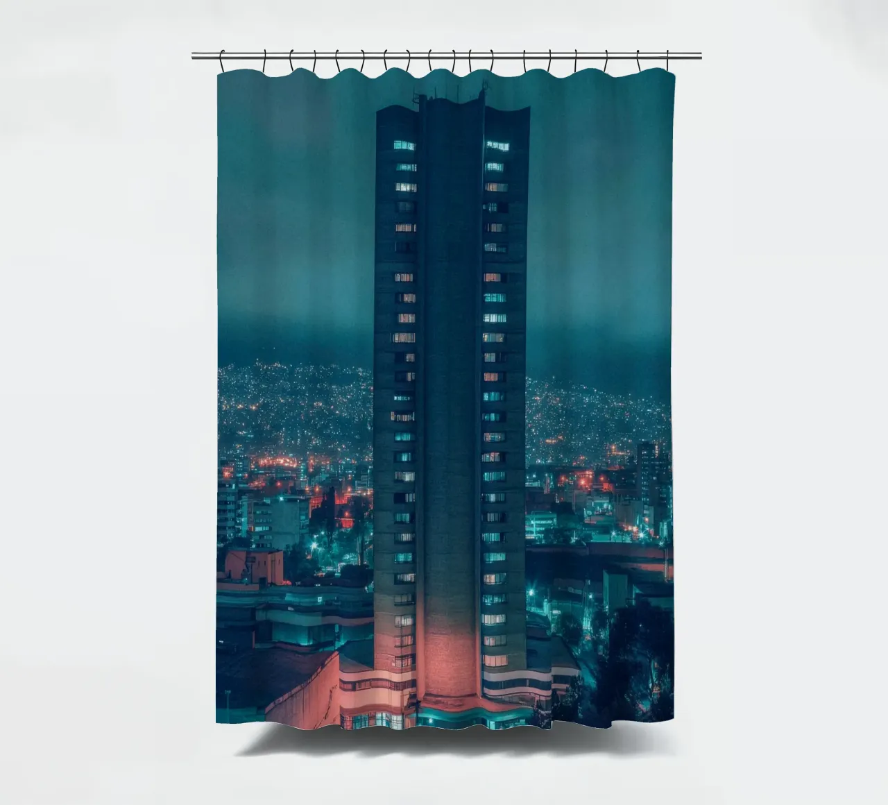 Città del Messico: un'imponente torre sotto un cielo misterioso tenda da doccia da By Night