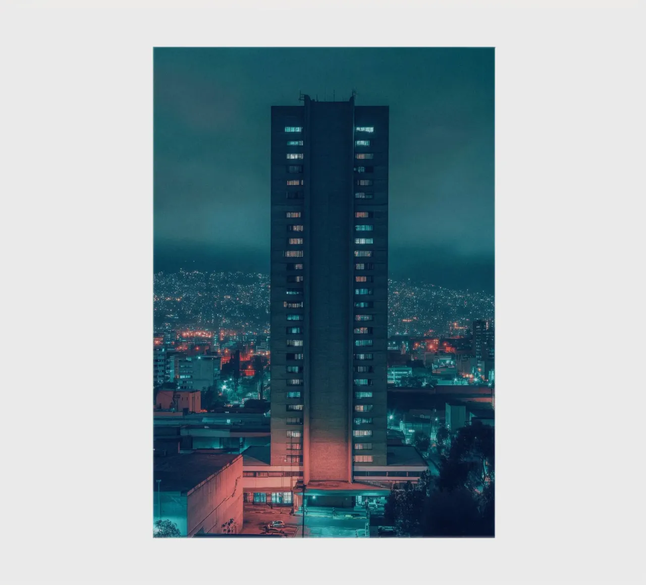 Città del Messico: un'imponente torre sotto un cielo misterioso diario da By Night