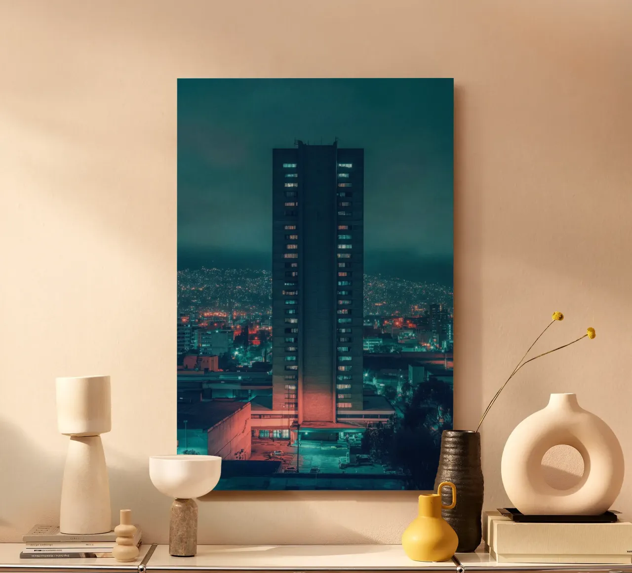 Città del Messico: un'imponente torre sotto un cielo misterioso alluminio dibond da By Night
