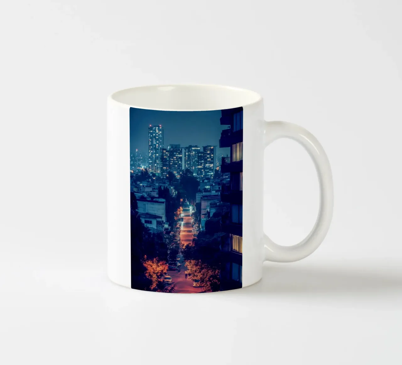 Città del Messico: una strada vivace immersa in lampi luminosi tazza in ceramica da By Night