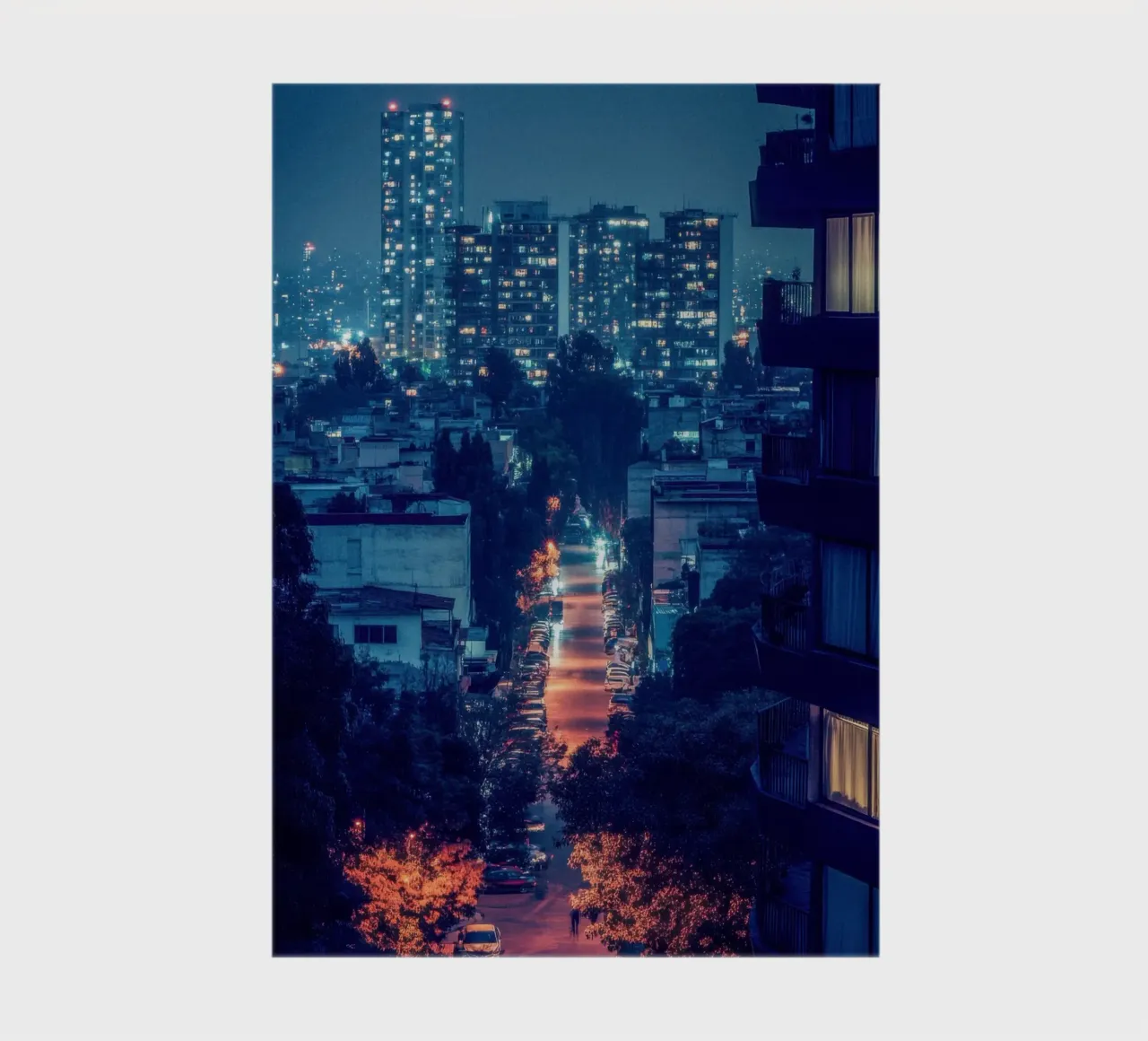 Città del Messico: una strada vivace immersa in lampi luminosi diario da By Night