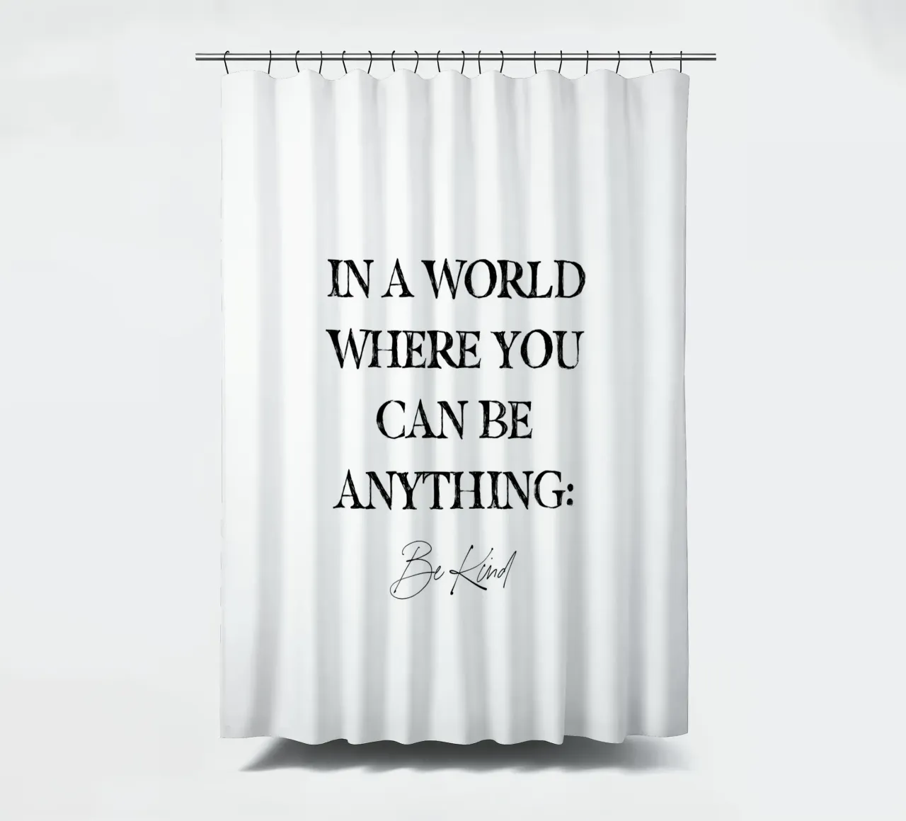 In einer Welt, in der du alles sein kannst, sei freundlich Zitat Duschvorhang von This Wild Soul - Illustration