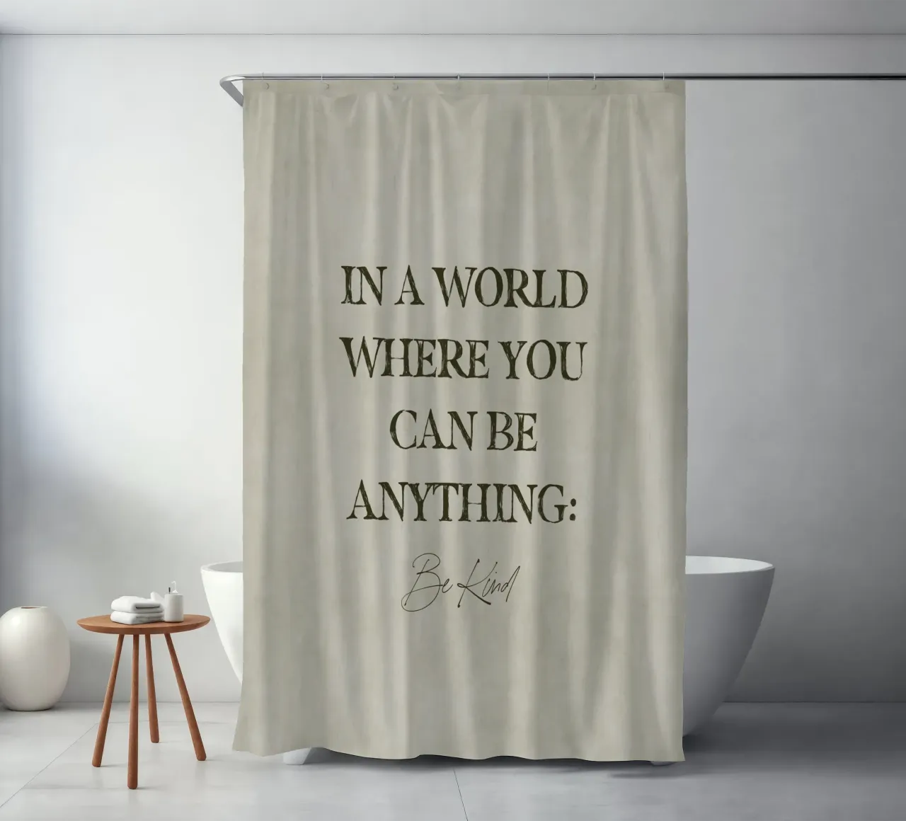 In einer Welt, in der du alles sein kannst, sei freundlich Zitat Kunst Duschvorhang von This Wild Soul - Illustration