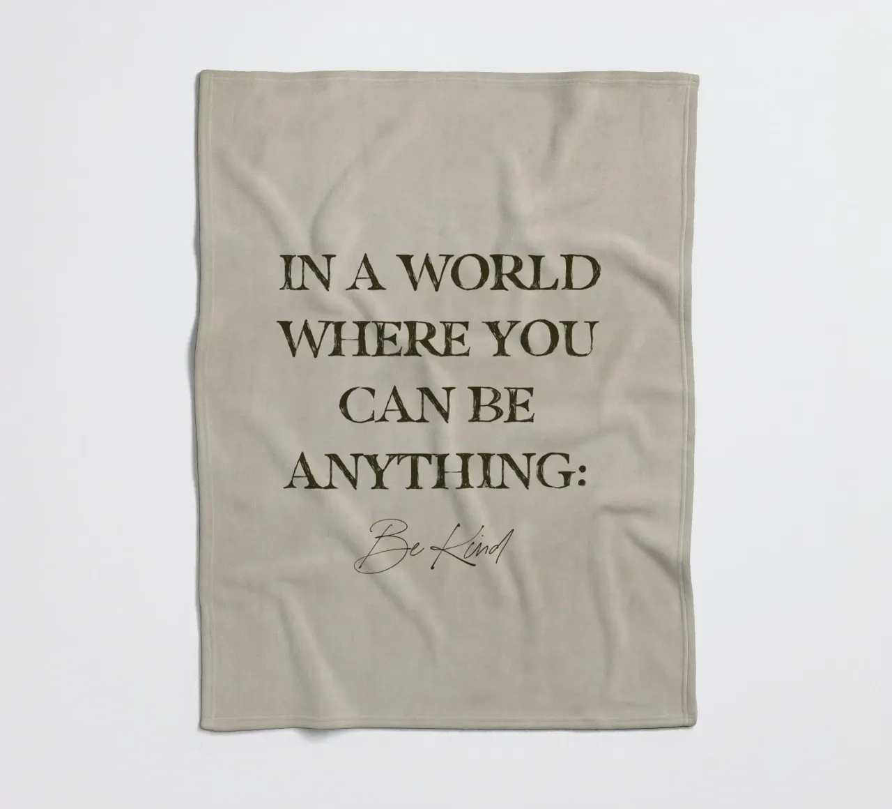 In un mondo in cui si può essere qualsiasi cosa, sii gentile Citazione d'arte coperta in pile da This Wild Soul - Illustration