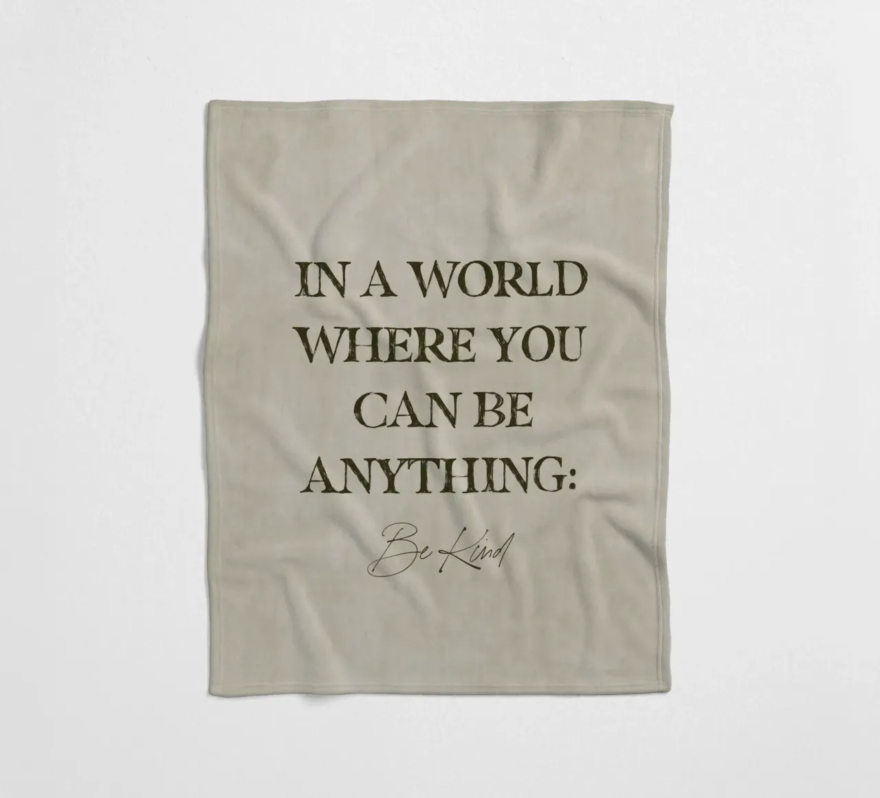 In un mondo in cui si può essere qualsiasi cosa, sii gentile Citazione d'arte coperta in pile da This Wild Soul - Illustration