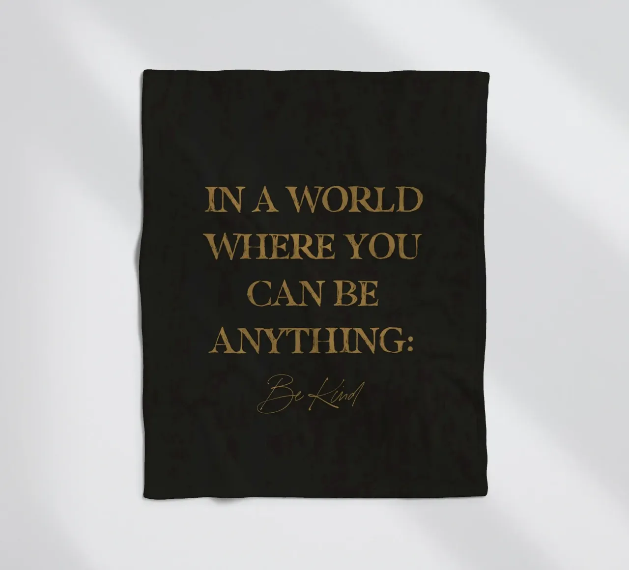 In un mondo in cui si può essere qualsiasi cosa, sii gentile Citazione d'arte coperta in pile da This Wild Soul - Illustration