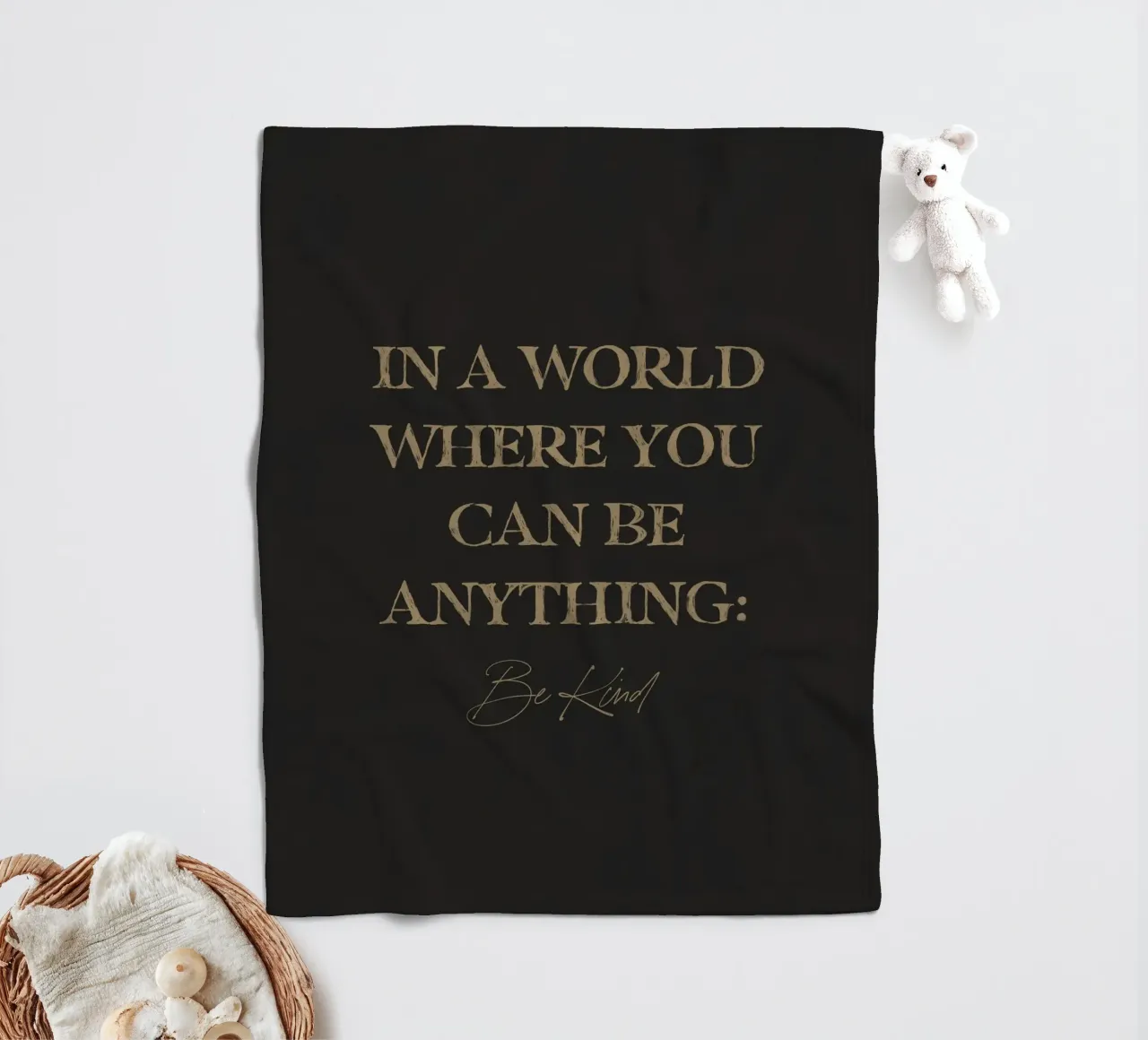 In un mondo in cui si può essere qualsiasi cosa, sii gentile Citazione d'arte coperta in pile da This Wild Soul - Illustration