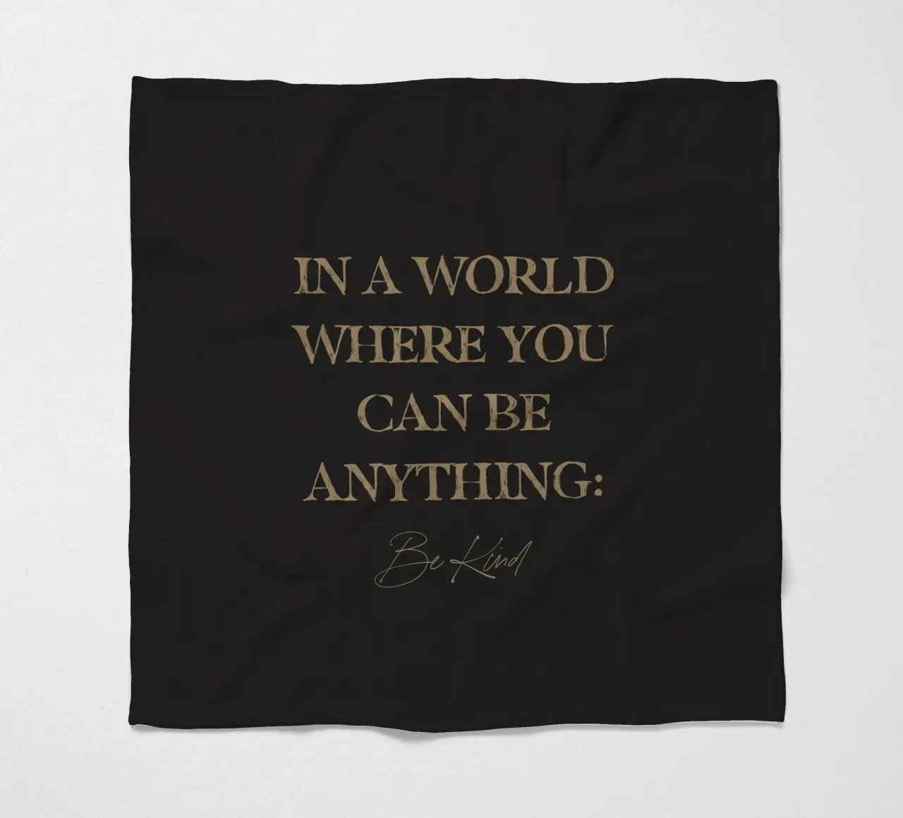 In un mondo in cui si può essere qualsiasi cosa, sii gentile Citazione d'arte coperta in pile da This Wild Soul - Illustration