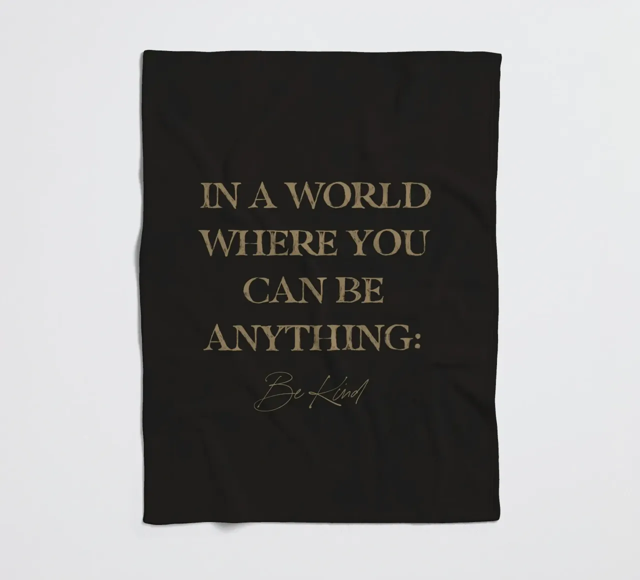 In un mondo in cui si può essere qualsiasi cosa, sii gentile Citazione d'arte coperta in pile da This Wild Soul - Illustration