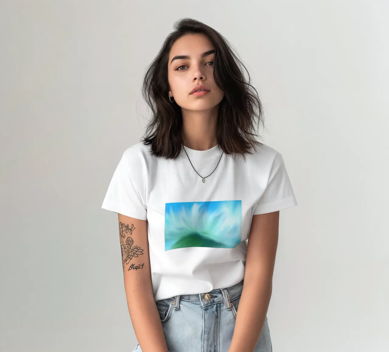 Piccolo fiore bianco su sfondo blu, come un acquerello t-shirt da Something for you