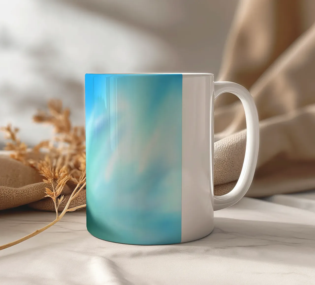 Piccolo fiore bianco su sfondo blu, come un acquerello tazza in ceramica da Something for you