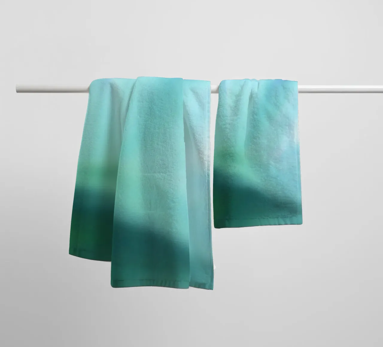 Piccolo fiore bianco su sfondo blu, come un acquerello asciugamano da bagno da Something for you