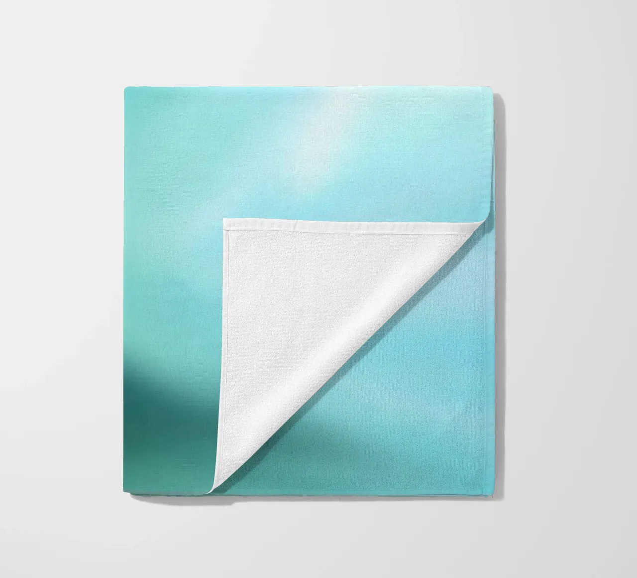 Piccolo fiore bianco su sfondo blu, come un acquerello telo mare da Something for you