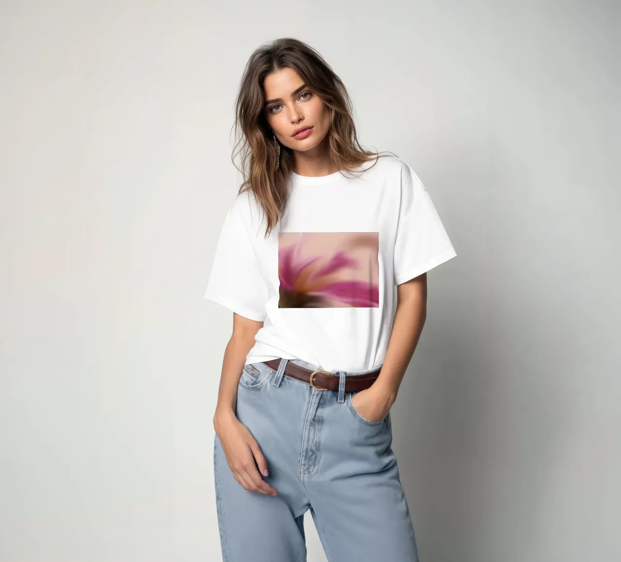 Fiore rosa sfocato, simile all'acquerello t-shirt da Something for you
