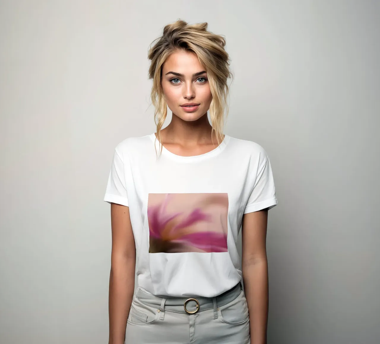 Roze bloem onscherp, lijkt op aquarel dames t-shirt getailleerd van Something for you