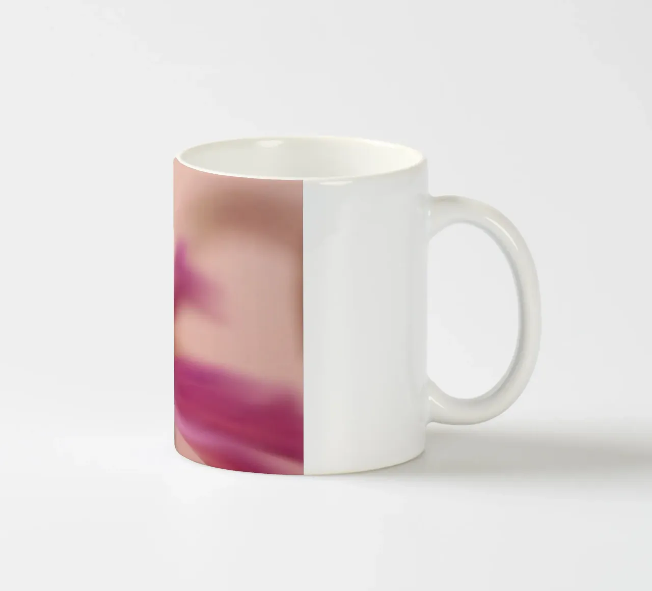 Fiore rosa sfocato, simile all'acquerello tazza in ceramica da Something for you
