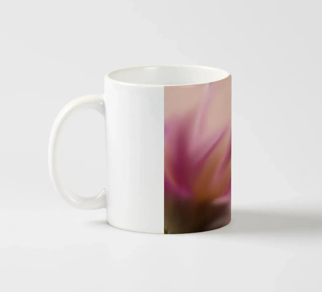 Fiore rosa sfocato, simile all'acquerello tazza in ceramica da Something for you