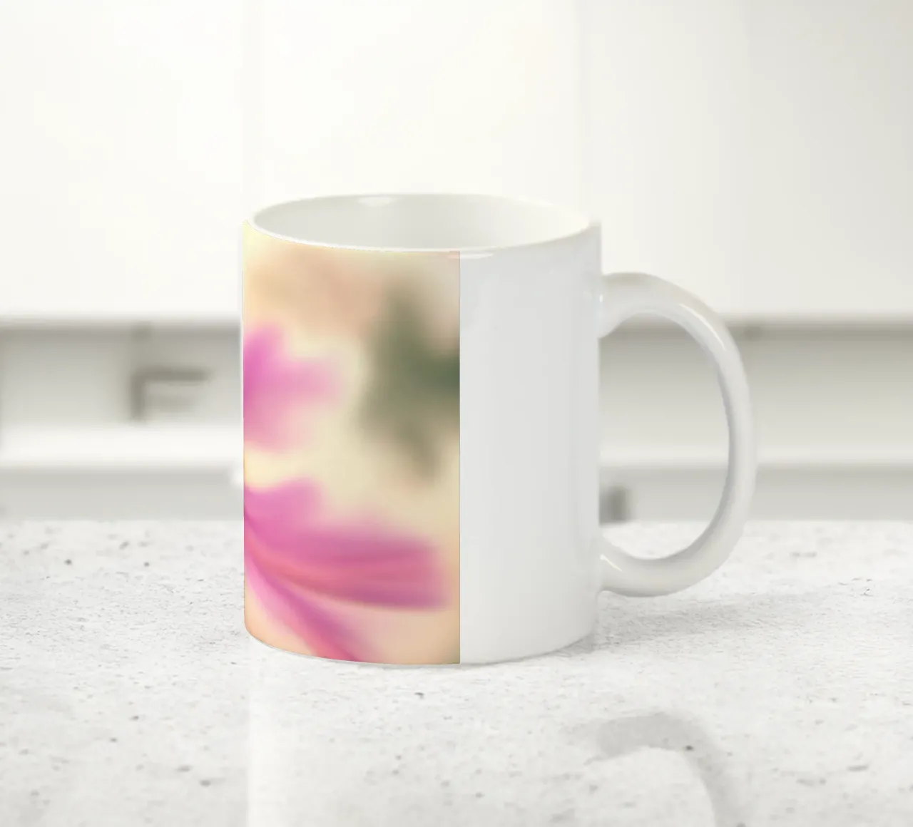 Fiore rosa sfocato, simile all'acquerello tazza in ceramica da Something for you
