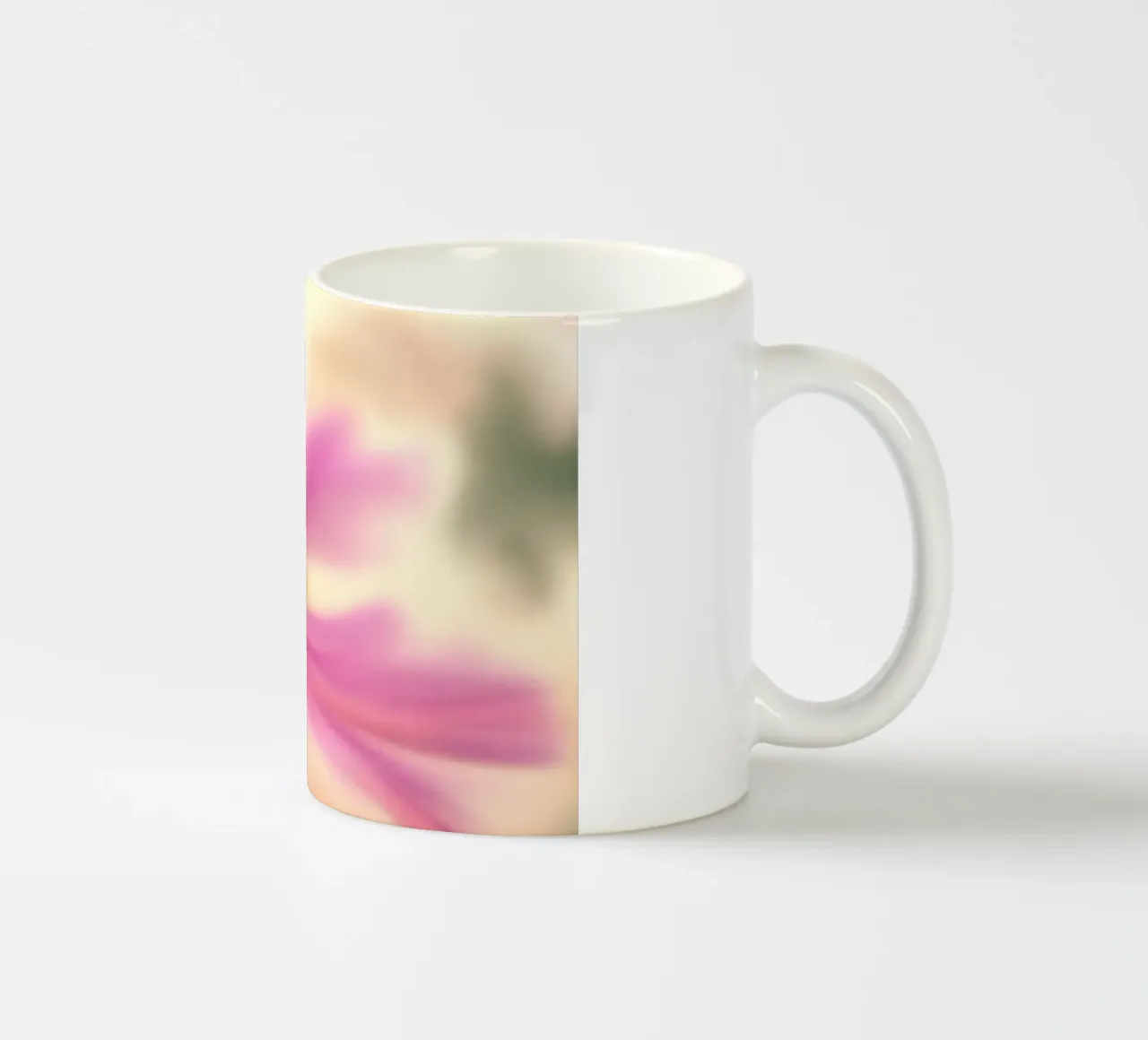 Fiore rosa sfocato, simile all'acquerello tazza in ceramica da Something for you
