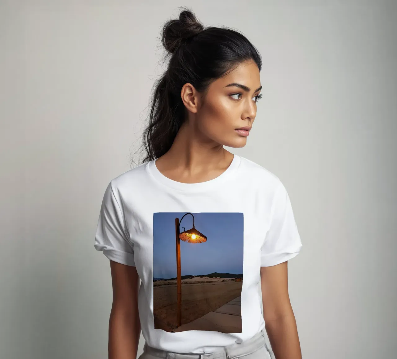 Lampione sulla spiaggia t-shirt da Massimo Frascogna