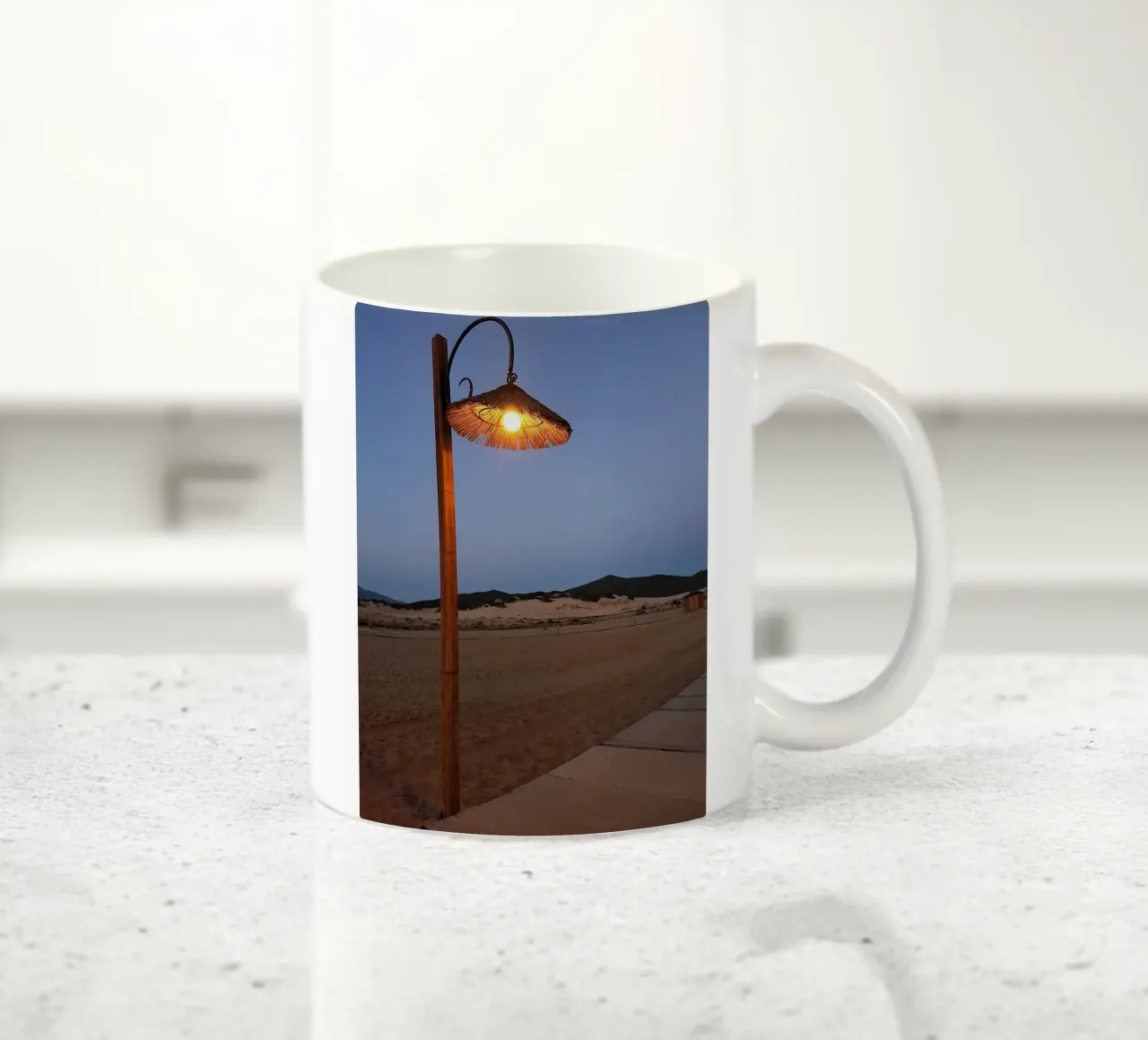 Lampione sulla spiaggia tazza in ceramica da Massimo Frascogna