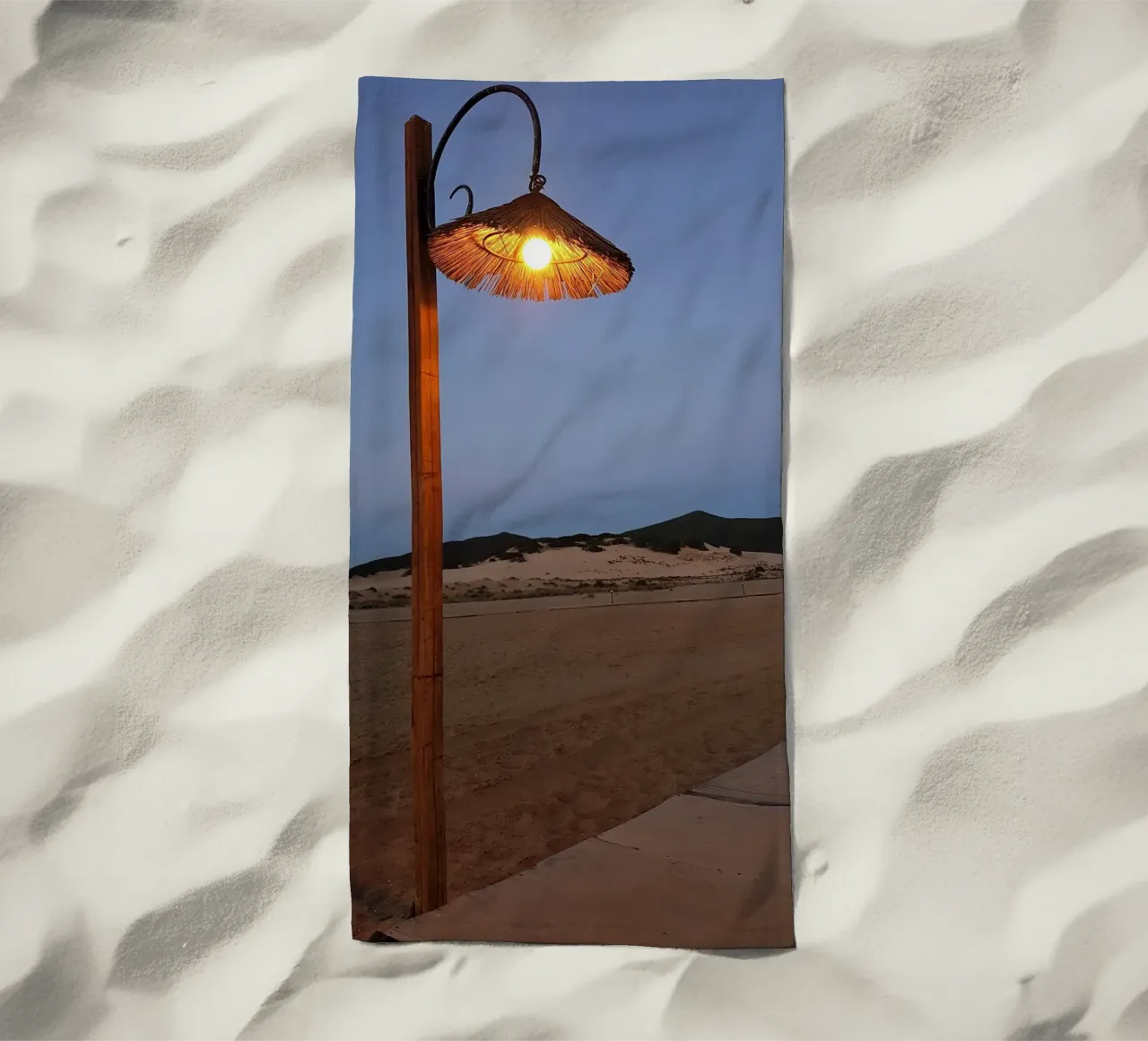 Lampione sulla spiaggia telo mare da Massimo Frascogna