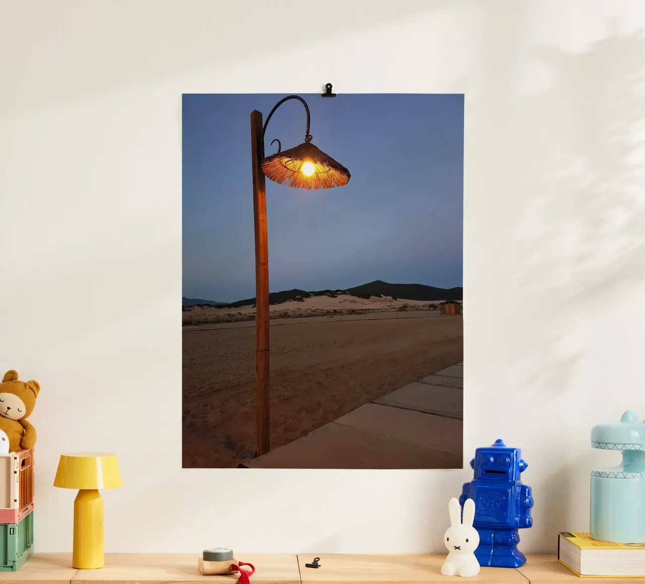 Lampione sulla spiaggia poster da Massimo Frascogna