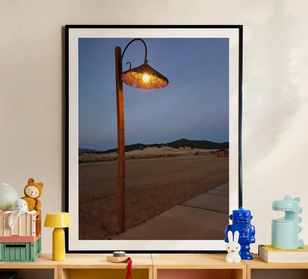 Lampione sulla spiaggia poster da Massimo Frascogna