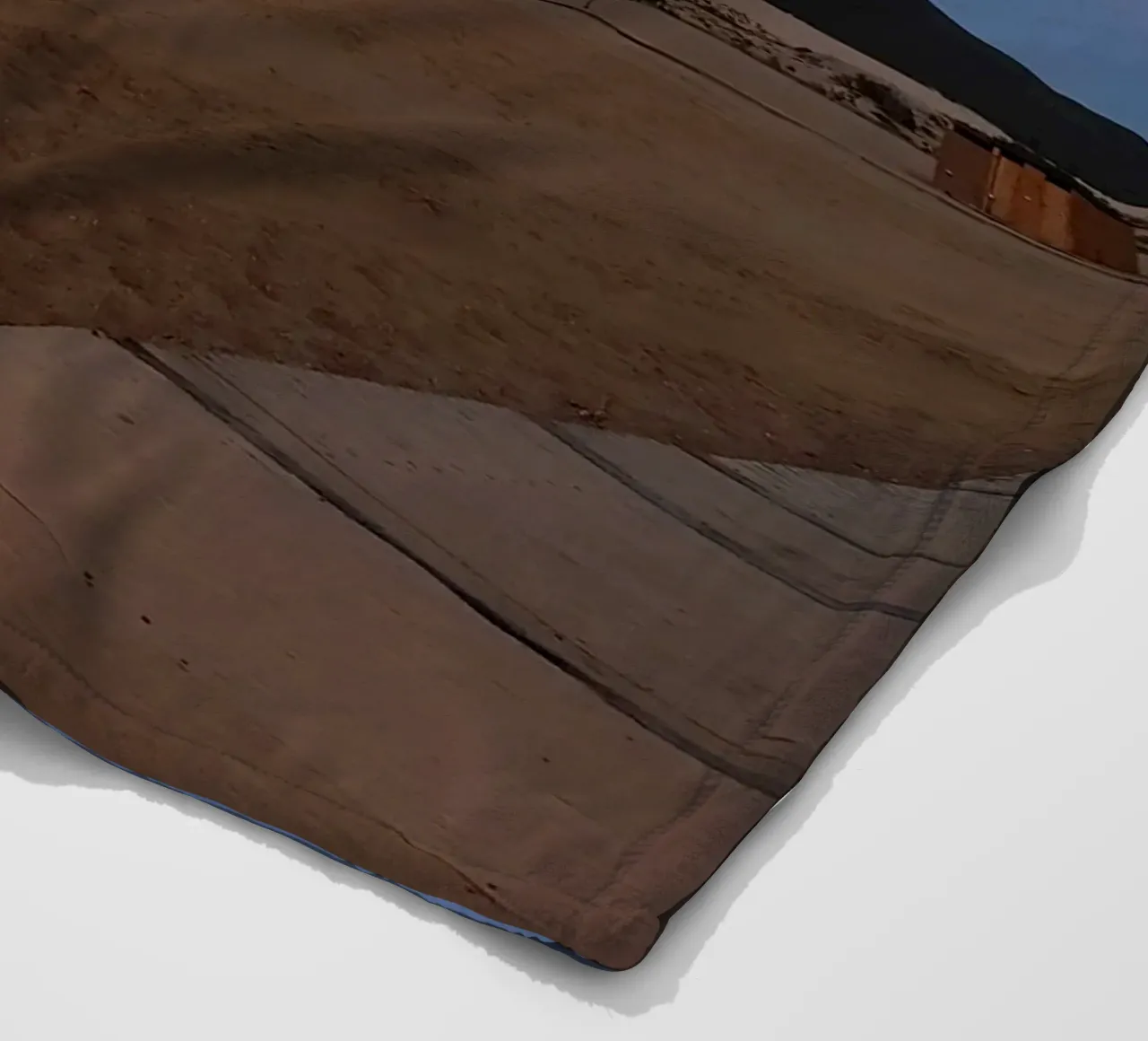 Lampione sulla spiaggia coperta in pile da Massimo Frascogna