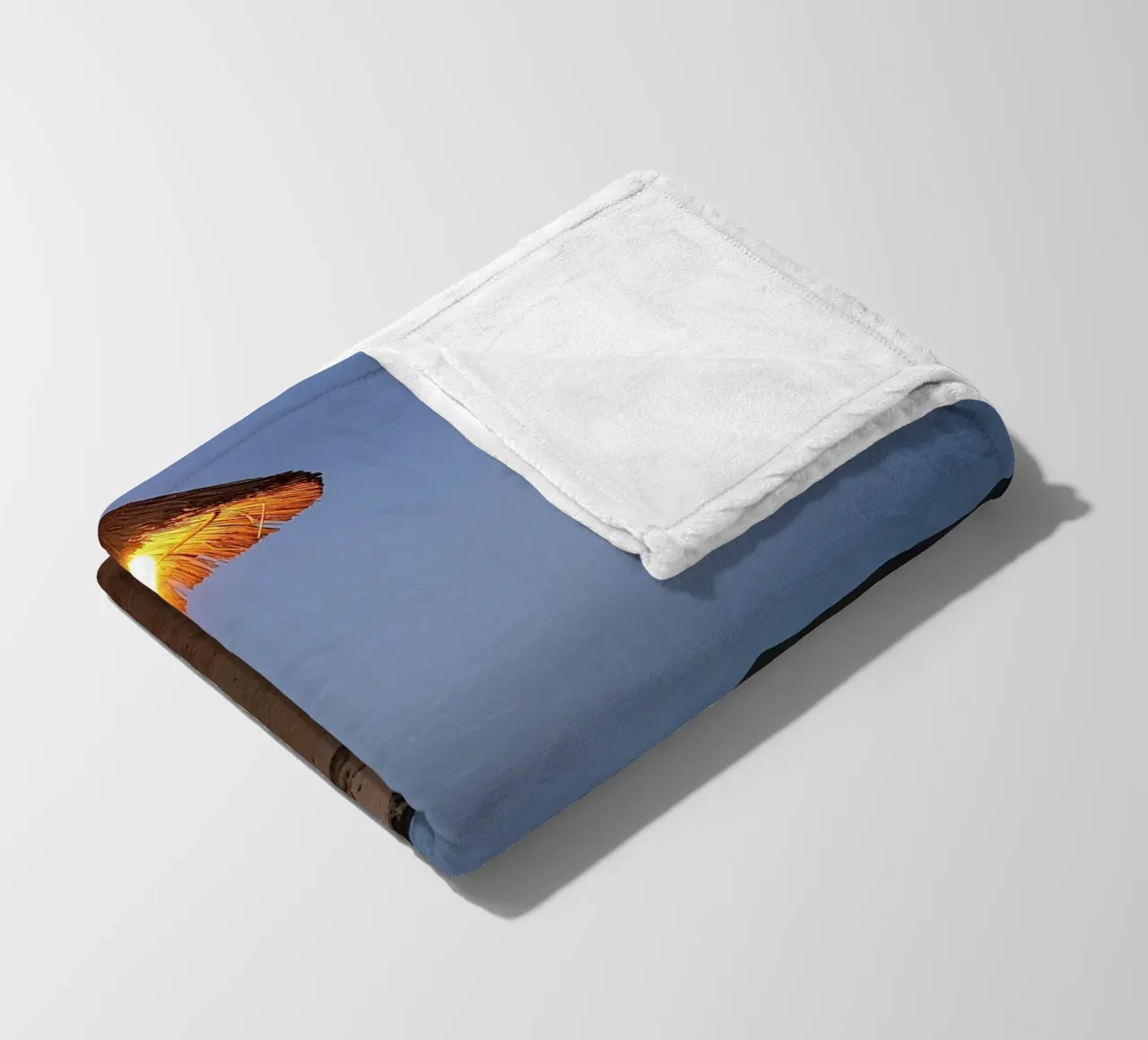 Lampione sulla spiaggia coperta in pile da Massimo Frascogna