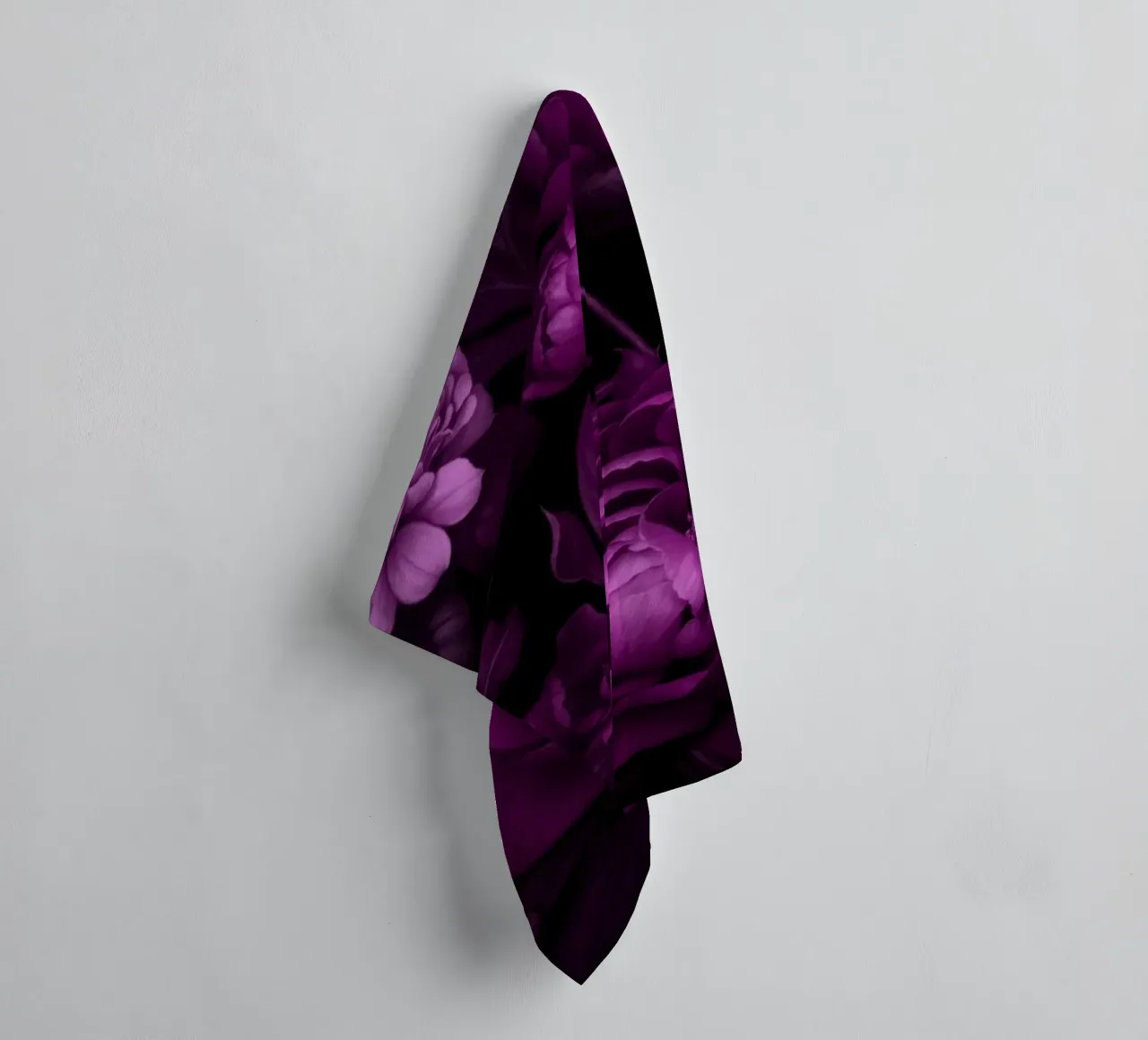 Fiori di mezzanotte Vibrazioni vittoriane viola asciugamano da bagno da Andrea Haase Floral Passion