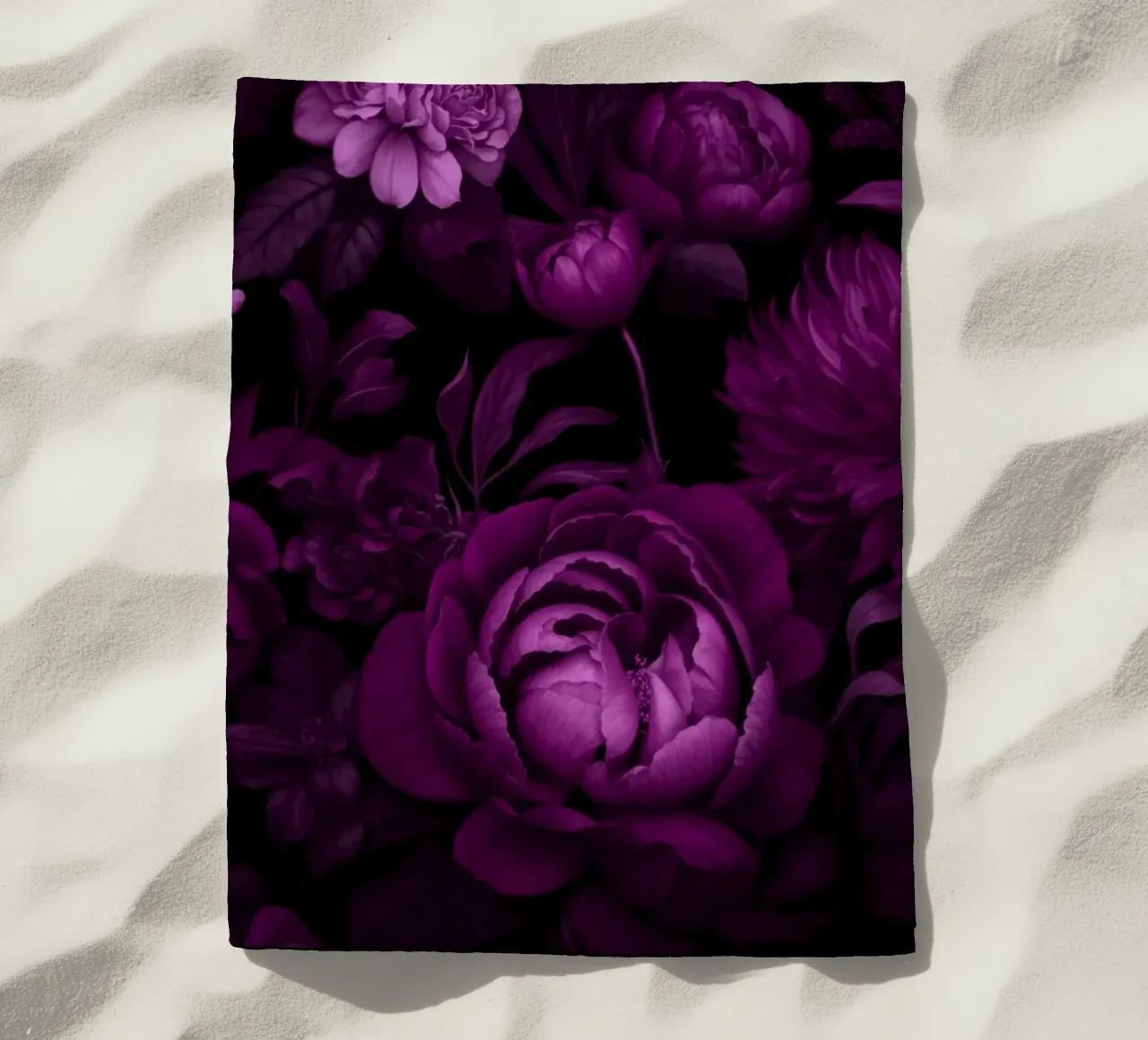 Fiori di mezzanotte Vibrazioni vittoriane viola telo mare da Andrea Haase Floral Passion
