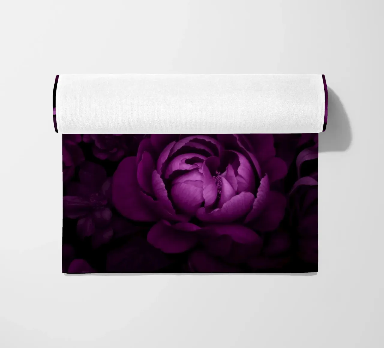 Fiori di mezzanotte Vibrazioni vittoriane viola telo mare da Andrea Haase Floral Passion