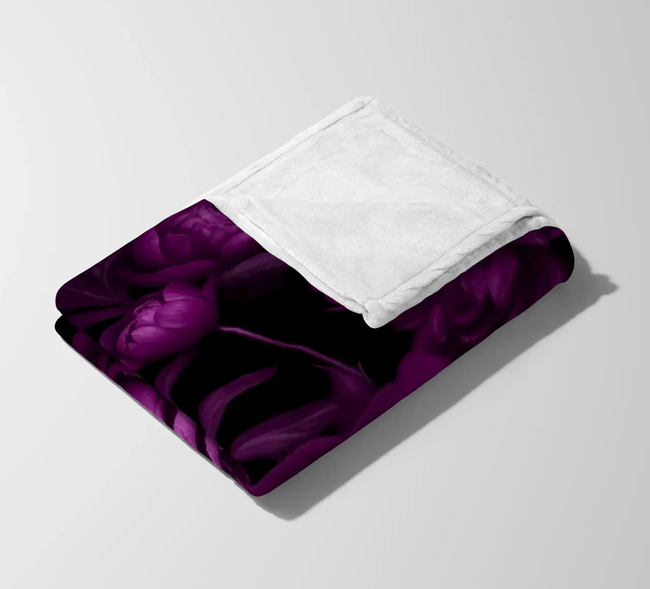 Fiori di mezzanotte Vibrazioni vittoriane viola coperta in pile da Andrea Haase Floral Passion