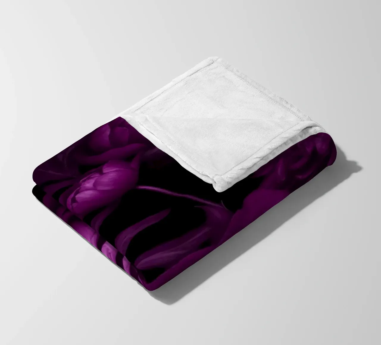 Fiori di mezzanotte Vibrazioni vittoriane viola coperta in pile da Andrea Haase Floral Passion