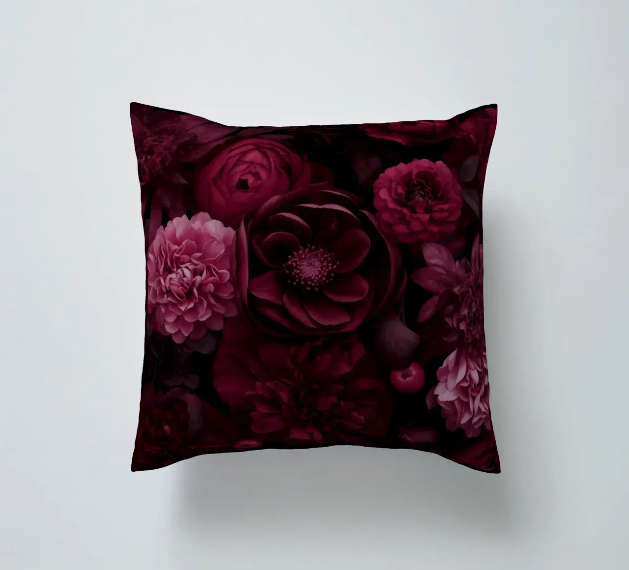 Grandezza vittoriana Fiori grandi rosso borgogna cuscino da Andrea Haase Floral Passion